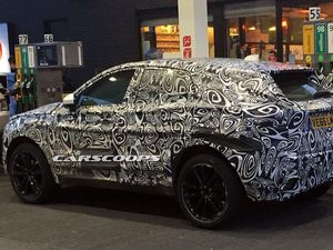 Tampang Belakang Baby SUV Jaguar Terlihat Jelas Tampang Belakang Baby SUV Jaguar Terlihat Jelas