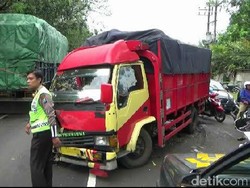 Adu Banteng Truk dan Mobilio di Jalur Pantura Pasuruan, Macet 5 Km