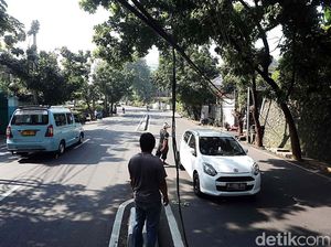 Kabel Melambai ke Jalan, Ancam Pengendara