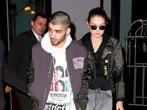 10.000 Orang Langsung Antre Sneakers yang Dipakai Gigi Hadid Ini