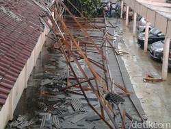 Hujan Angin, Pohon Tumbang dan Atap Sekolah SMAN 1 Majalaya Terbang