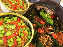 Makan Nasi Liwet dan Kembulan Beralas Daun Pisang Bisa di 4 Tempat Ini