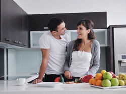 Pengantin Baru Wajib Gabung di Kelas Masak yang Spesial Ini