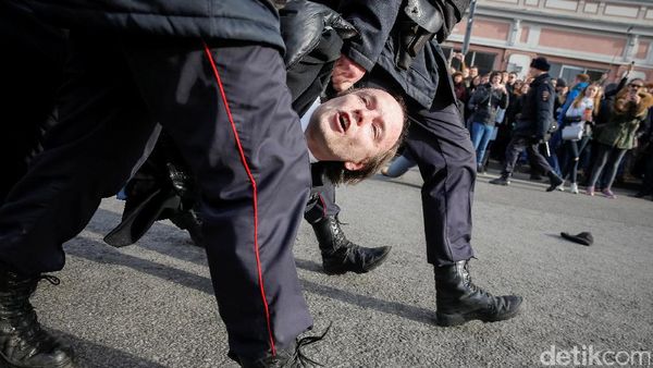 Demo PM Rusia, Ratusan Demonstran Ditahan