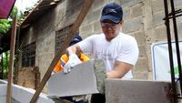 Membangun Rumah untuk Warga Kurang Mampu