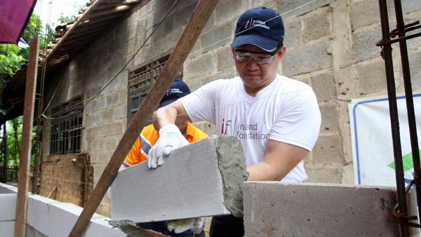 Membangun Rumah untuk Warga Kurang Mampu