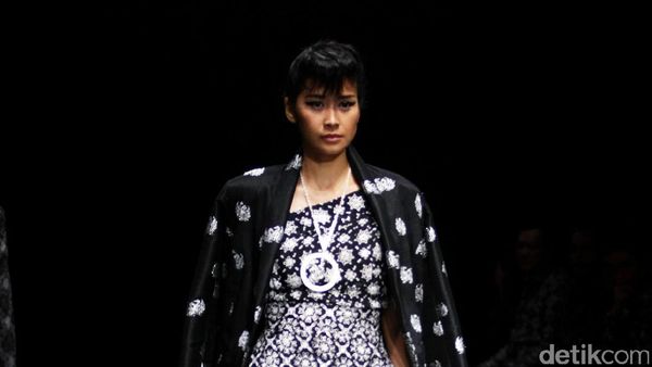 Foto: Koleksi Barli Asmara di Plaza Indonesia Fashion Week 2017