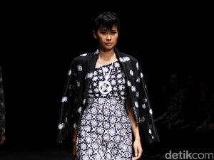 Foto: Koleksi Barli Asmara di Plaza Indonesia Fashion Week 2017