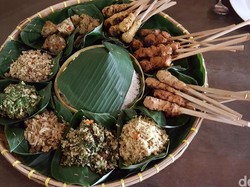 Begini Tradisi Orang Bali Megibung, Makan Bersama untuk Kekeluargaan