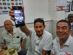 Sandiaga Diskusi dengan Pendukung Ahok di Glodok