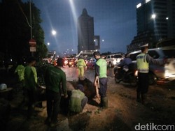 Pohon Besar yang Tumbang di MT Haryono Disingkirkan, Lalin Normal
