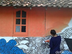 Warga dan Komunitas Mural Percantik Rumah Warga di Pulau Santen