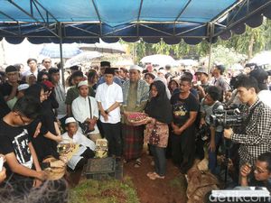 Isak Tangis Iringi Pemakaman Eko DJ