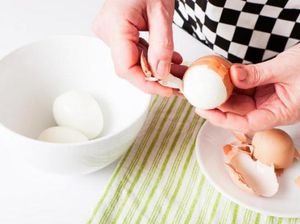 Pamer Trik Mengupas Telur Praktis, Pria Ini Malah Diprotes Netizen