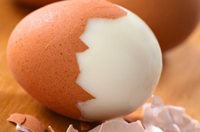 mengupas telur rebus mengupas telur rebus Cara Mudah Kupas Telur
