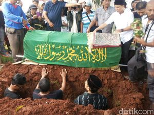 Air Mata Keluarga di Pemakaman Eko DJ