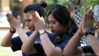 Umat Hindu Rayakan Nyepi dengan Berdoa di Pura Aditya Jaya