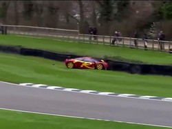 Drummer Pink Floyd Tabrakkan Mobil Supernya