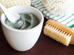 Atasi Rambut Kering dan Berketombe dengan 5 Racikan Masker Ini