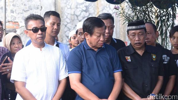 Para Selebriti Hadiri Pemakaman Eko DJ