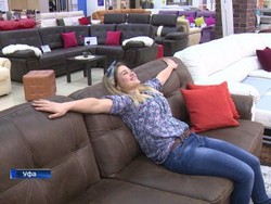 Enaknya, Wanita Ini Digaji Rp 13 Juta Sebulan untuk Coba-coba Sofa