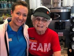 Perempuan 94 Tahun ini Tetap Bekerja Sebagai Pelayan Restoran