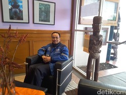 dr Toni dan Ceritanya Sering Evakuasi Pasien Lewat Sungai karena Longsor