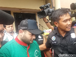 Tanpa Penutup Muka, Ridho Rhoma Kembali Dibawa ke BNN