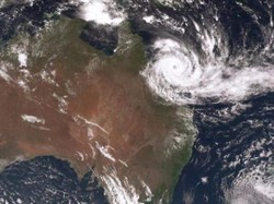 Topan Debbie Terjang Wilayah Timur Laut Australia