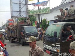 Satpol PP Tertibkan PKL yang Jualan di Jalanan Kota Medan