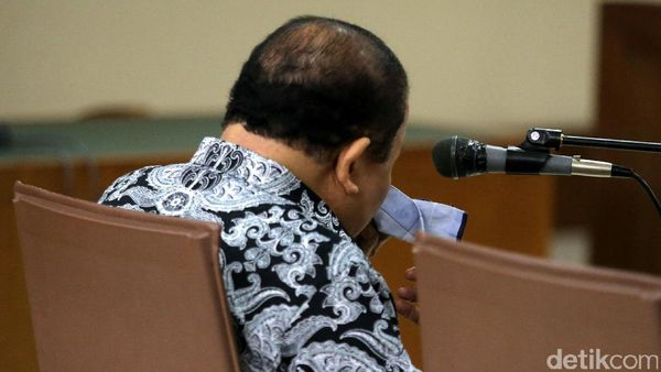 Amran Bacakan Pledoi Sambil Menangis