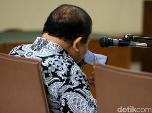 Amran Bacakan Pledoi Sambil Menangis