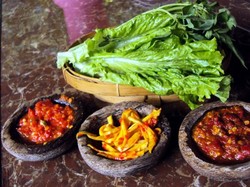 Huahhh! Enaknya Makan Lauk Pauk Dicocol Sambal Super Pedas di 5 Tempat Ini