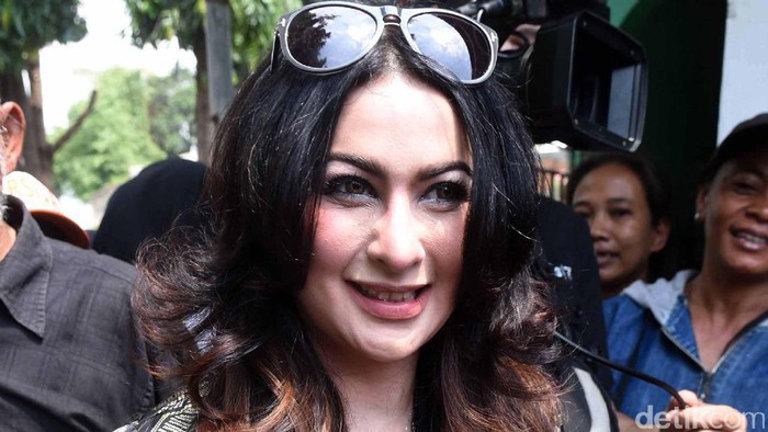 Diana Pungky Aktris Diana Pungky menghadiri pemakaman pelawak Eko DJ. Si Jinny ini masih tetap cantik meski sudah jarang terlihat.
