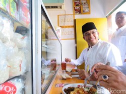 Mampir ke Warung di Tegal, Anies Sapa Keluarga Perantau Jakarta