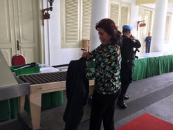 Macet, Susi Naik Motor Patroli ke Istana Bertemu Presiden Prancis