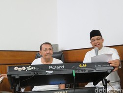 Anies Diajak Nyanyi Bareng oleh Habib Luthfi di Pekalongan