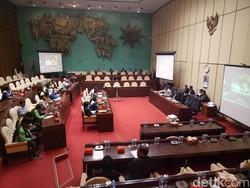 Gampang Beli Martabak, Anggota Komisi V DPR Bela Ojek Online