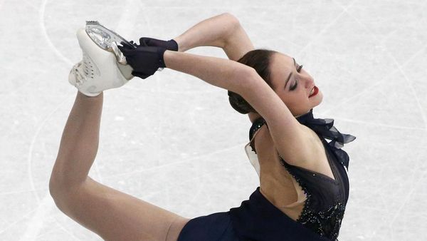 Liukan Indah Atlet Ice Skating di Ajang Dunia