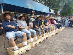 Peduli Kendeng, Mahasiwa di Serang Ikut Semen Kaki