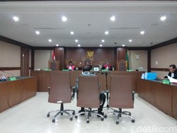 Baca Pleidoi, Amran Akui Beri Uang ke Komisi V DPR sebagai Suvenir