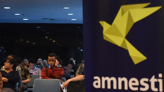 Wajib pajak mengantre sebelum dipanggil menuju bilik tax amnesty di Kantor Pusat Ditjen Pajak, Jakarta, Rabu (29/3). Berdasarkan data pertanggal 29 Maret 2017 pukul 07.30 WIB, hasil sementara jumlah penerimaan tax amnesty berdasarkan Surat Setoran Pajak (SSP) sebesar Rp123,64 triliun dan jumlah harta deklarasi berdasarkan Surat Pernyataan Harta (SPH) sebesar Rp4.669 triliun. ANTARA FOTO/Akbar Nugroho Gumay/aww/17.