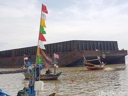 Tongkang yang Sebulan Terdampar di Pantai Lontar Dikeluhkan Nelayan