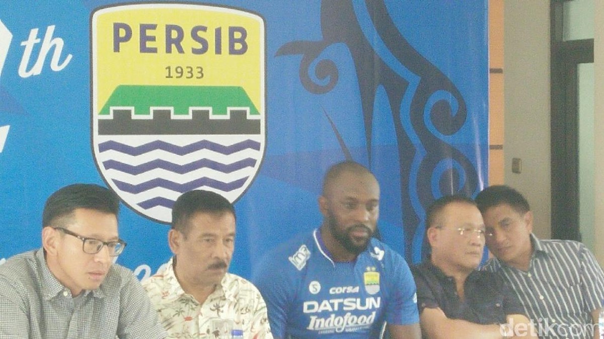 Carlton Cole saat diperkenalkan sebagai pemain Persib (Foto: Baban Ganda Purnama)