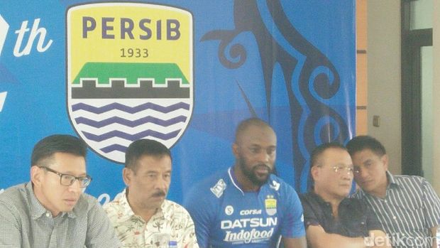 Tentang Proses Negosiasi Sampai Akhirnya Carlton Cole Gabung Persib