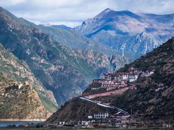 Kuil Drigung di Tibet Punya Ritual Pemakaman Langit yang Mengerikan