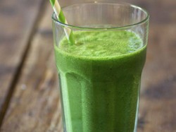 5 Khasiat Jus Daun Pepaya, Termasuk Bisa Buat Turunkan Gula Darah