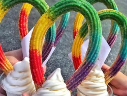 Wah! Cantiknya Es Krim dengan Topping Churros Warna Pelangi!