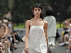 Iklan Fashion Paling Provokatif, Tampilkan Pasangan Sedang Bercinta