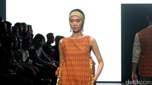 Foto: Koleksi IKAT Indonesia di Plaza Indonesia Fashion Week 2017